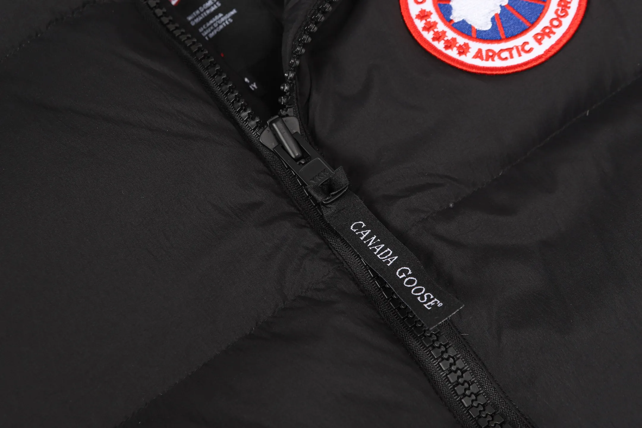 P560 Canada gooes Lawrence down vest (high version) The Lawrence down vest features a durable shell and quilted body, making it a must-have item for all seasons. The fabric has a durable soft touch. Longer hem at back for added protection. Reflective double-stripe grip tape at back. The Lawrence features an engineered down-filled collar to block strong winds, a two-way front zip and a longer rear hem.  Color: black with red label, black with black label, desert color, ocean blue Size: XS-2XL